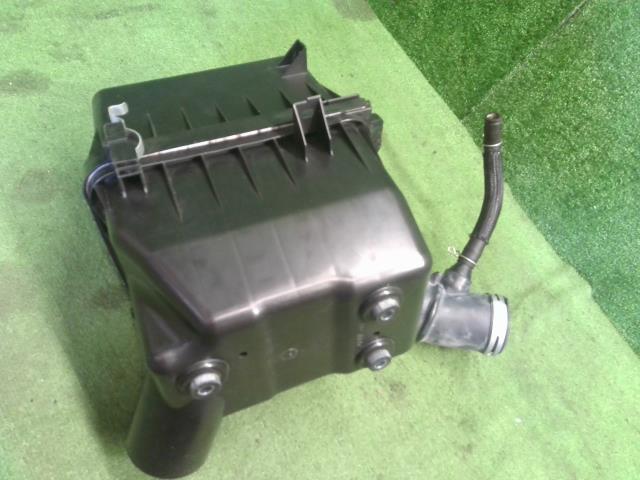 ハリアー DBA-ZSU65W エアクリーナー　 17700-37241 自社品番250109