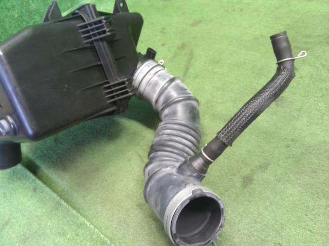 ハリアー DBA-ZSU65W エアクリーナー　 17700-37241 自社品番250109