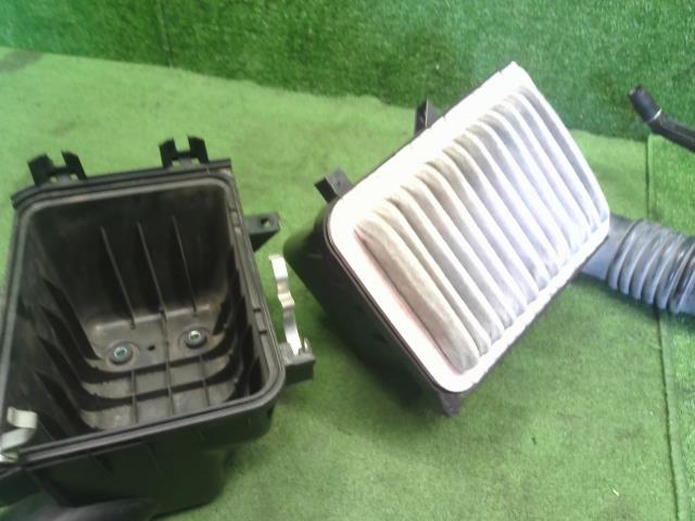 ハリアー DBA-ZSU65W エアクリーナー　 17700-37241 自社品番250109