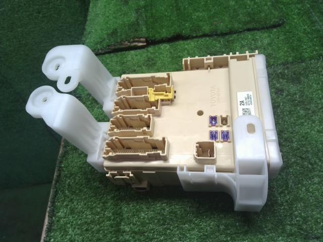 ハリアー DBA-ZSU65W 助手席側用ヒューズボックス　DENSO　238000-5280　 89221-48671　 自社品番250109