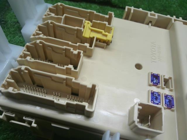 ハリアー DBA-ZSU65W 助手席側用ヒューズボックス　DENSO　238000-5280　 89221-48671　 自社品番250109