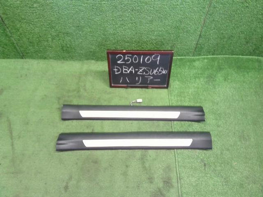 ハリアー DBA-ZSU65W スカッフプレートフロント用左右セット　運転席側　助手席側  自社品番250109