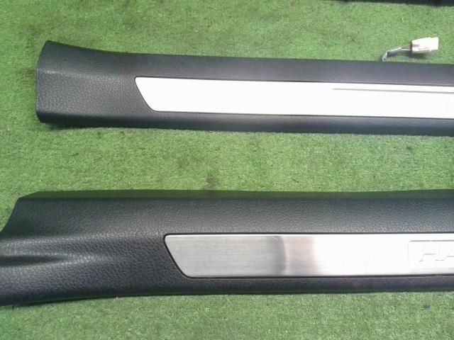 ハリアー DBA-ZSU65W スカッフプレートフロント用左右セット　運転席側　助手席側  自社品番250109