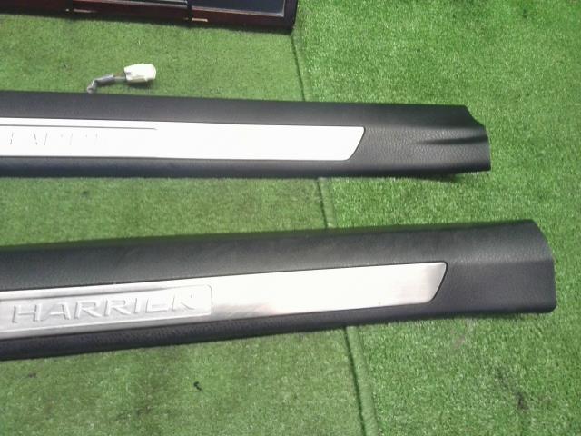 ハリアー DBA-ZSU65W スカッフプレートフロント用左右セット　運転席側　助手席側  自社品番250109