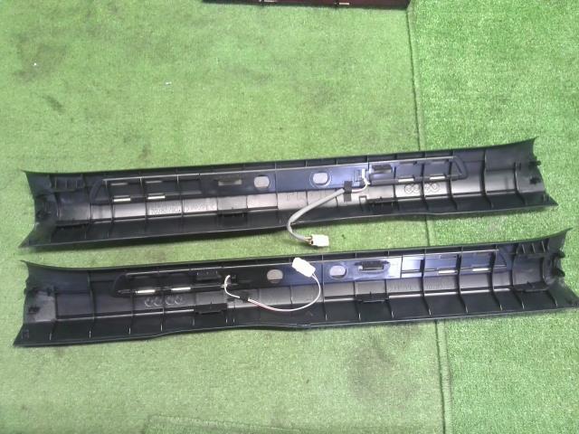 ハリアー DBA-ZSU65W スカッフプレートフロント用左右セット　運転席側　助手席側  自社品番250109