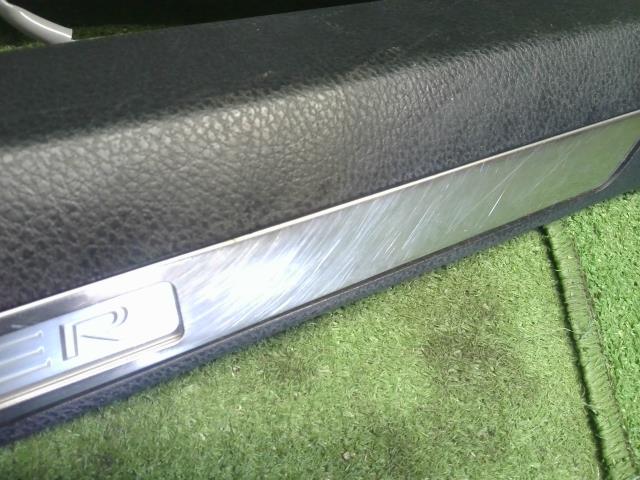 ハリアー DBA-ZSU65W スカッフプレートフロント用左右セット　運転席側　助手席側  自社品番250109