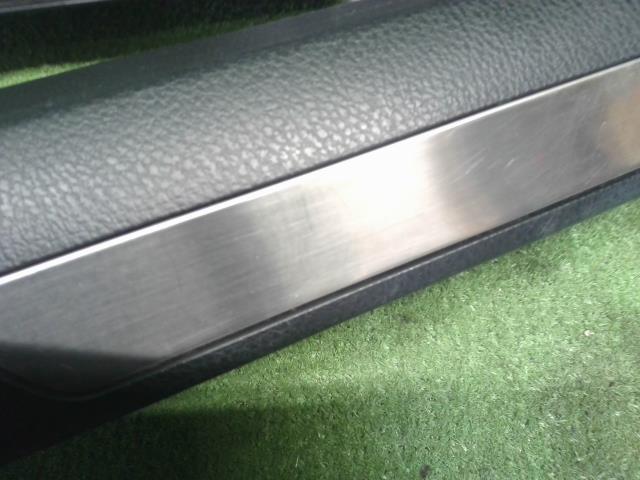 ハリアー DBA-ZSU65W スカッフプレートフロント用左右セット　運転席側　助手席側  自社品番250109