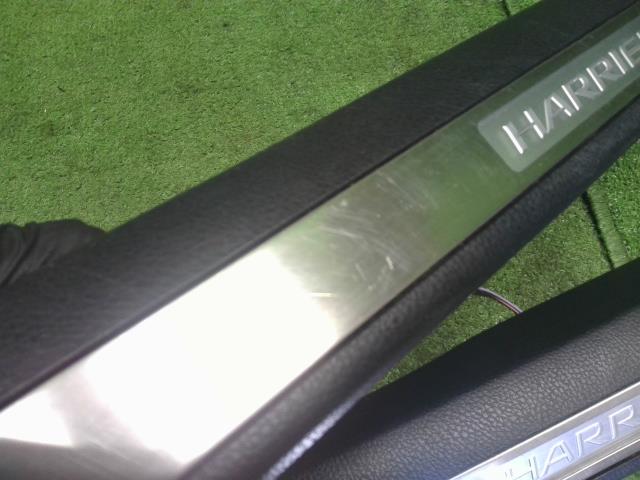 ハリアー DBA-ZSU65W スカッフプレートフロント用左右セット　運転席側　助手席側  自社品番250109