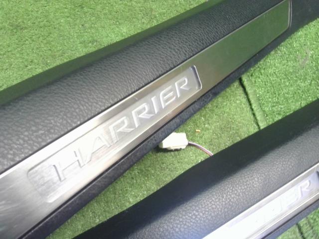 ハリアー DBA-ZSU65W スカッフプレートフロント用左右セット　運転席側　助手席側  自社品番250109