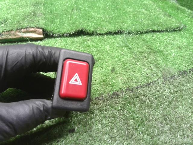 【中古】サンバー LE-TT2 ハザードスイッチ 83037TC000 自社品番250134 59M