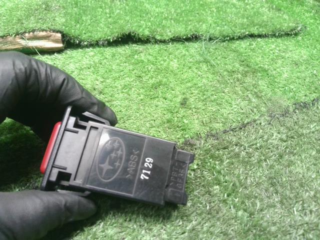 【中古】サンバー LE-TT2 ハザードスイッチ 83037TC000 自社品番250134 59M