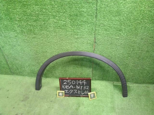 【中古】エクストレイル DBA-NT32 右フロントフェンダー アーチモール  自社品番250144 KAD