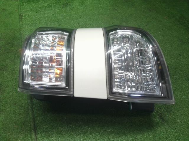 【中古】ヴェルファイア DBA-GGH25W 右テールランプ 81551-58090 自社品番250156 070
