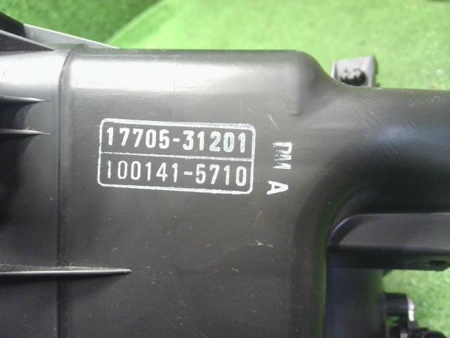 【中古】ヴェルファイア DBA-GGH25W エアクリーナー 17700-31661 自社品番250156 070