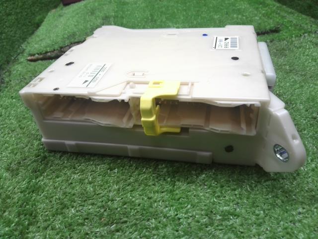 【中古】ヴェルファイア DBA-GGH25W ヒューズボックス  自社品番250156 070