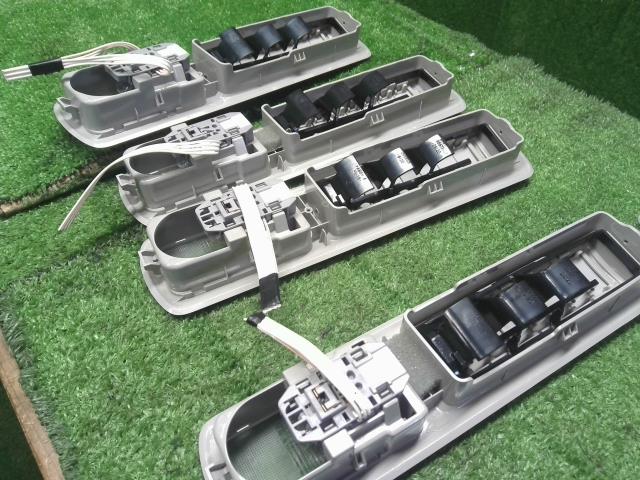 【中古】ヴェルファイア DBA-GGH25W ルームランプ 後側 81360-58010-B0 自社品番250156 070