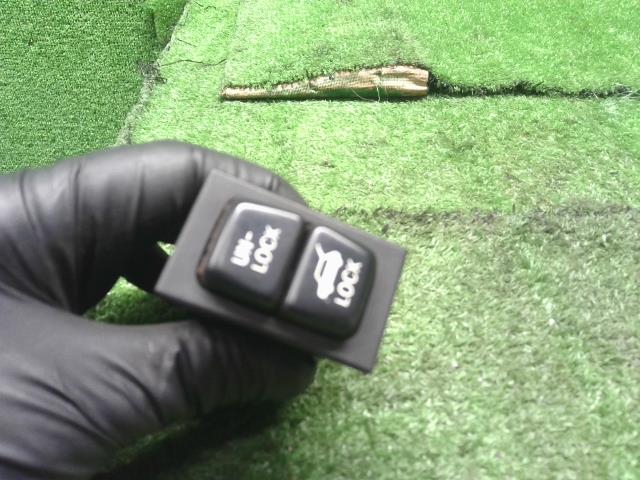 エブリィ V-DF51V ドアロックスイッチ  自社品番250171