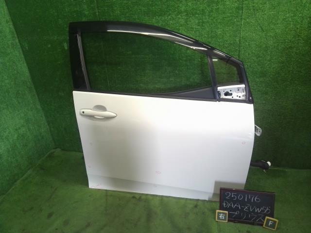 プリウス DAA-ZVW55 右フロントドア　運転席側　 67001-47151 自社品番250176