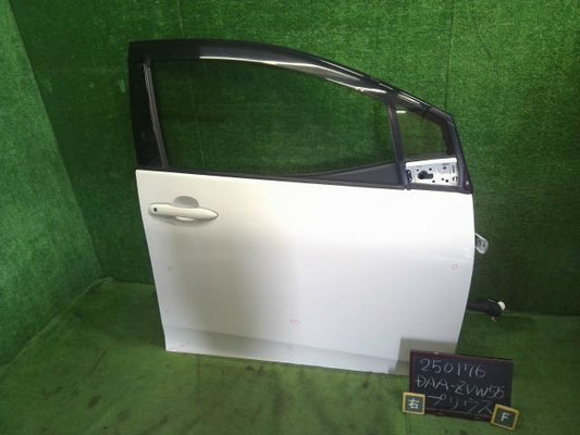 プリウス DAA-ZVW55 右フロントドア　運転席側　 67001-47151 自社品番250176