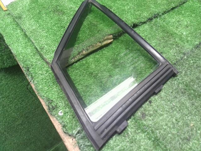 プリウス DAA-ZVW55 左フロント　小窓　ドアガラス 助手席側　68126-47030 自社品番250176