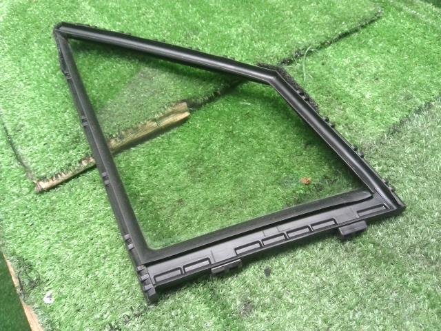 プリウス DAA-ZVW55 左フロント　小窓　ドアガラス 助手席側　68126-47030 自社品番250176