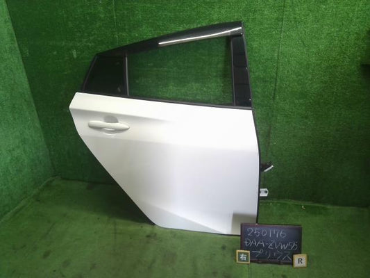 プリウス DAA-ZVW55 右リアドア　運転席側後ろ 67003-47210 自社品番250176