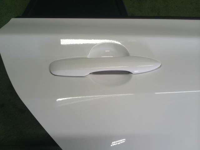 プリウス DAA-ZVW55 右リアドア　運転席側後ろ 67003-47210 自社品番250176