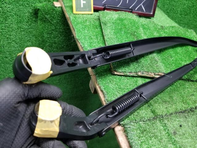 プリウス DAA-ZVW55 フロントワイパーアーム左右セット  自社品番250176