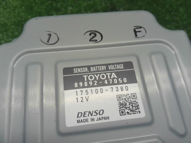 【中古】プリウス DAA-ZVW55 ボルテージセンサー 89892-47050 自社品番250176 040