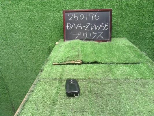 プリウス DAA-ZVW55 キーレス　スマートキー　鍵 89904-47120 自社品番250176