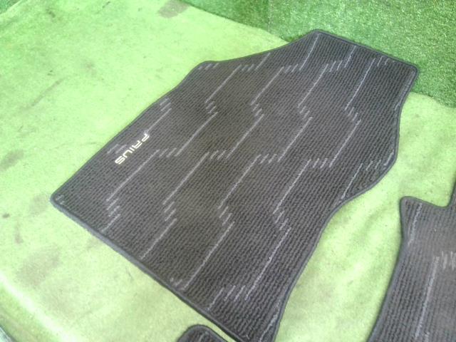 プリウス DAA-ZVW55 純正フロアマット 1台分　フロント　リア　運転席側　助手席側 自社品番250176