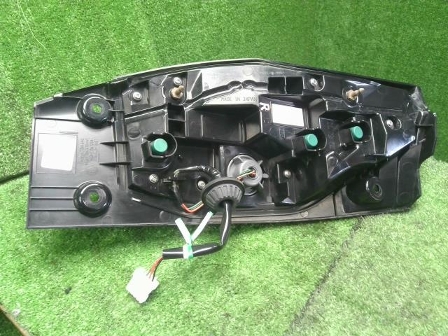 【中古】サクラ ZAA-B6AW 右テールランプ  自社品番250191 U17D32