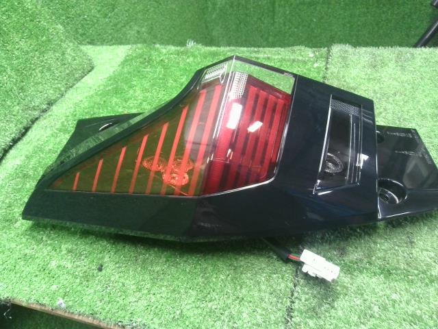 【中古】サクラ ZAA-B6AW 左テールランプ  自社品番250191 U17D32
