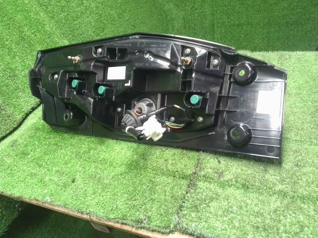【中古】サクラ ZAA-B6AW 左テールランプ  自社品番250191 U17D32