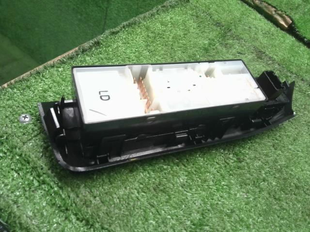 【中古】サクラ ZAA-B6AW パワーウインドウ PWスイッチ  自社品番250191 U17D32