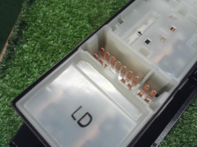 【中古】サクラ ZAA-B6AW パワーウインドウ PWスイッチ  自社品番250191 U17D32