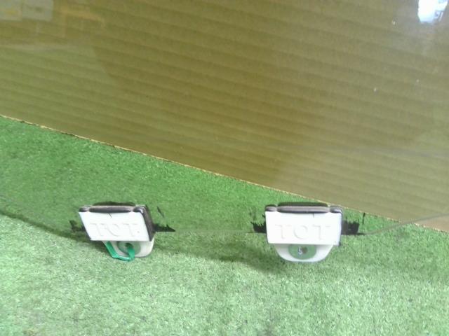 【中古】フィット 6BA-GR2 右フロントドアガラス 73300-TZA-J01 自社品番250195 R565M