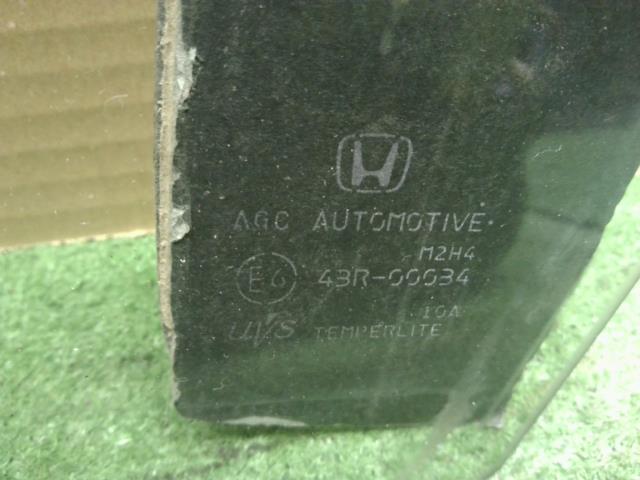 【中古】フィット 6BA-GR2 右フロントドアガラス 73300-TZA-J01 自社品番250195 R565M