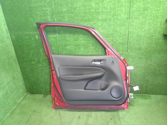 【中古】フィット 6BA-GR2 左フロントドア 67050-TZA-J00ZZ 自社品番250195 R565M