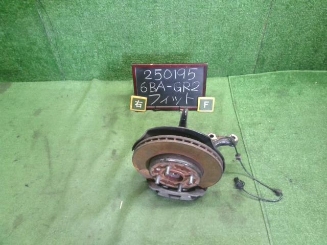 【中古】フィット 6BA-GR2 右フロントナックルハブ 51211-TZD-J00 自社品番250195 R565M