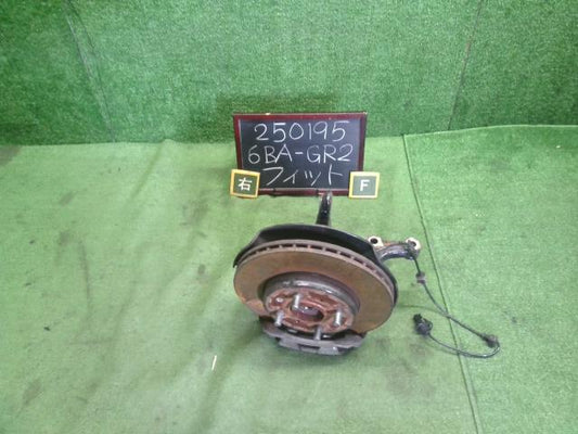 【中古】フィット 6BA-GR2 右フロントナックルハブ 51211-TZD-J00 自社品番250195 R565M