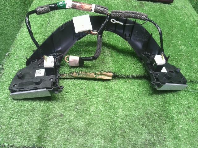 【中古】フィット 6BA-GR2 ステアリング ハンドルスイッチ 35880-TZA-L61,36770-TZA-C31 自社品番250195 R565M