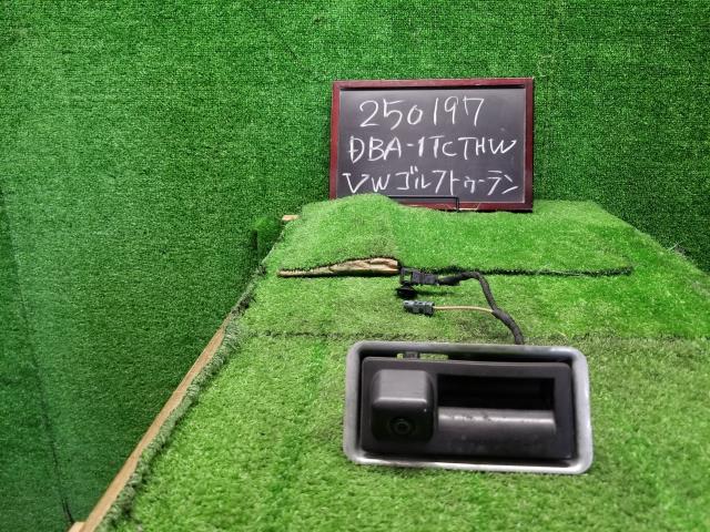 【中古】VW ゴルフトゥーラン DBA-1TCTHW リアゲート バックドアアウターハンドル カメラ付 1T0035550BA 自社品番250197