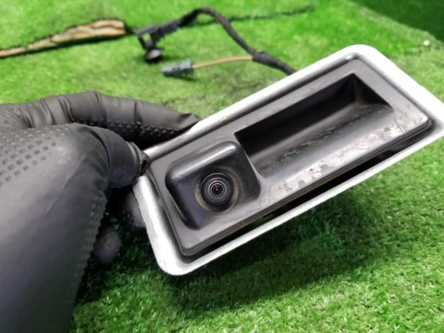 【中古】VW ゴルフトゥーラン DBA-1TCTHW リアゲート バックドアアウターハンドル カメラ付 1T0035550BA 自社品番250197