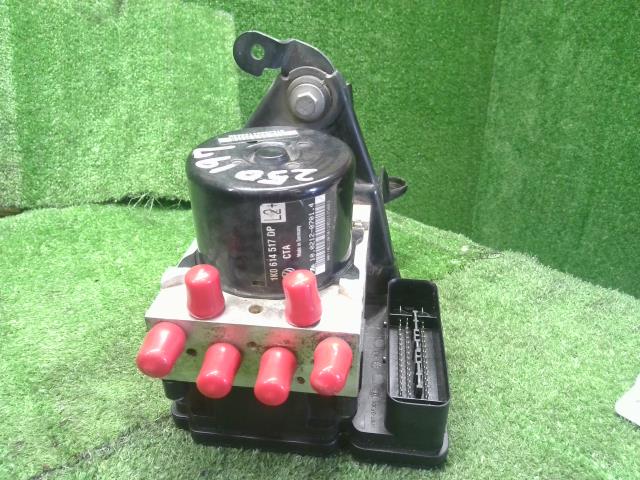 【中古】VW ゴルフトゥーラン DBA-1TCTHW ＡＢＳアクチュエーター 1K0614517DP 自社品番250197