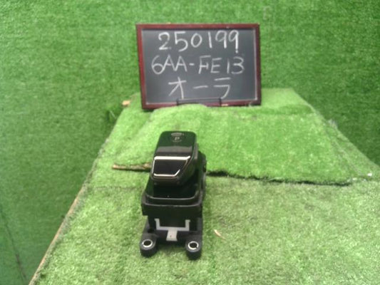 【中古】オーラ 6AA-FE13 シフトレバー パーキングスイッチ  自社品番250199 NBQ