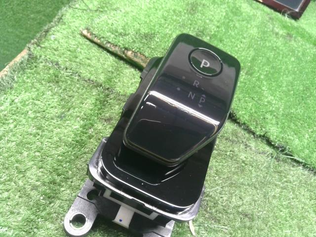 【中古】オーラ 6AA-FE13 シフトレバー パーキングスイッチ  自社品番250199 NBQ