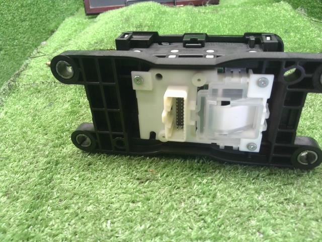 【中古】オーラ 6AA-FE13 シフトレバー パーキングスイッチ  自社品番250199 NBQ