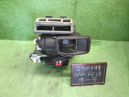 【中古】オーラ 6AA-FE13 カーヒーター ブロアケース 自社品番250199 NBQ
