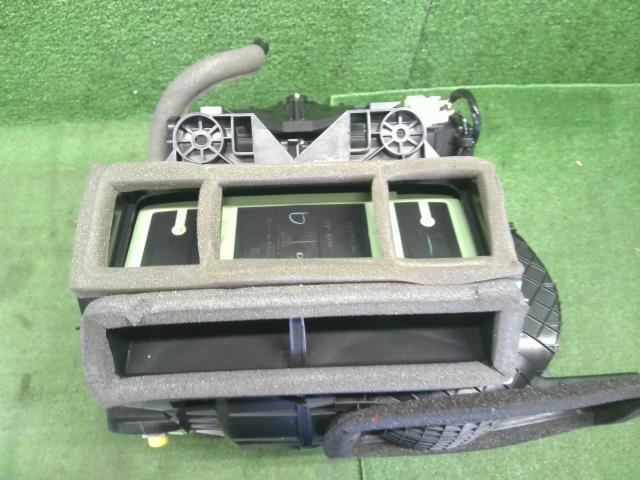 【中古】オーラ 6AA-FE13 カーヒーター ブロアケース 自社品番250199 NBQ